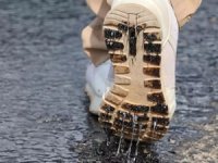 Denizli'de aşırı sıcaklarda yolun zeminindeki asfalt eridi