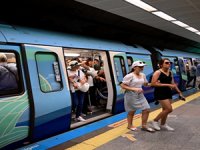 Görme engelliler metro istasyonlarına cam bariyer konulması istemiyle eylem yaptı