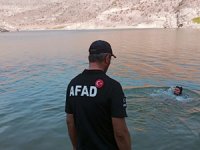 Serinlemek için çaya giren oğlunu kurtarmak isteyen baba boğuldu