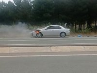 Karabük'te seyir halindeki 2 otomobil yandı