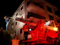 Kadıköy'de yangından kurtulmak için binanın 3. katından atlayan kadın hayatını kaybetti