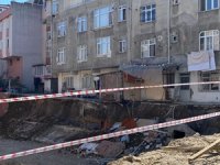 Küçükçekmece'de istinat duvarı çöktü