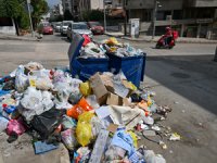 İzmir Buca'da iş bırakma eylemi nedeniyle çöpler toplanmadı