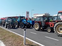 Bosna Hersekli çiftçiler, traktörlerle sınır kapısını geçişe kapattı