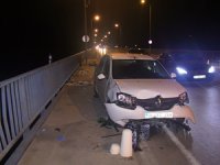 Adana'da köprüde balık tutanlara otomobilin çarpması sonucu 3 kişi yaralandı
