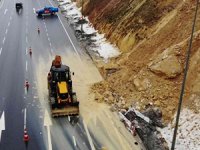 İstanbul Havalimanı yolunda kuvvetli yağış dolayısıyla toprak kayması oldu