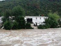 Arnavutköy'de su basan atölyede mahsur kalan işçiler çatıda kurtarılmayı bekliyor