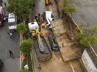 Pendik'te 2 araç, çöken istinat duvarının altında kaldı