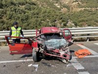 Sinop'ta kamyona çarpan otomobildeki 4 kişi öldü, 1 kişi yaralandı