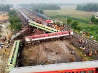 Hindistan'da trenin raydan çıkması sonucu 4 kişi öldü, 50 kişi yaralandı