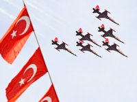 Türk Yıldızları, İzmir'de selamlama uçuşu yaptı