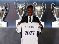 Real Madrid, Vinicius Junior'un sözleşmesini 2027'ye kadar uzattı