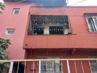 Eski kocasının kapıyı kilitleyip ateşe verdiği evde mahsur kalan kadın ağır yaralandı
