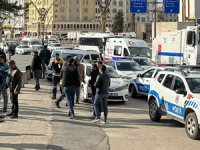 Mardin'de adliye binası önünde çıkan kavgada 1'i polis 5 kişi yaralandı