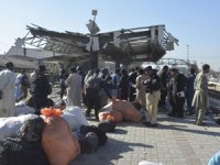 Pakistan'da tren istasyonunda patlama: En az 26 ölü