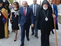 Ermenistan’da ‘Başbakan - Rahip’ krizi!