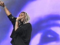 Konserde skandal: Hayranını aşağı itti!