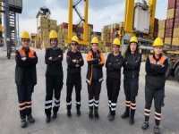 Asyaport’ta kadınlar limanın yükünü omuzluyor