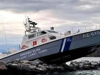 Yunan Sahil Güvenlik botu mendireğe tırmandı