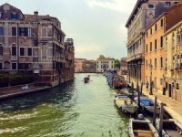 Çaldığı tekneyle tarihi köprüye çarptı