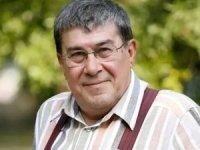 Zihni Göktay, hastaneye götürülmeden sahneye çıkarıldı