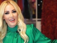 Petek Dinçöz, sahne kıyafetlerini bağışlıyor!