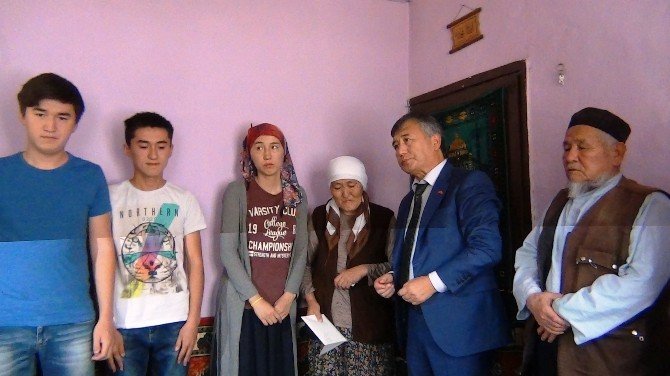 Kırgızistan Cumhurbaşkanı’ndan Ulupamir’e 11 bin dolar yardım