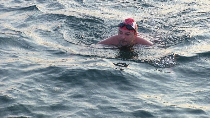 Rekortmen yüzücü demokrasi için kulaç attı