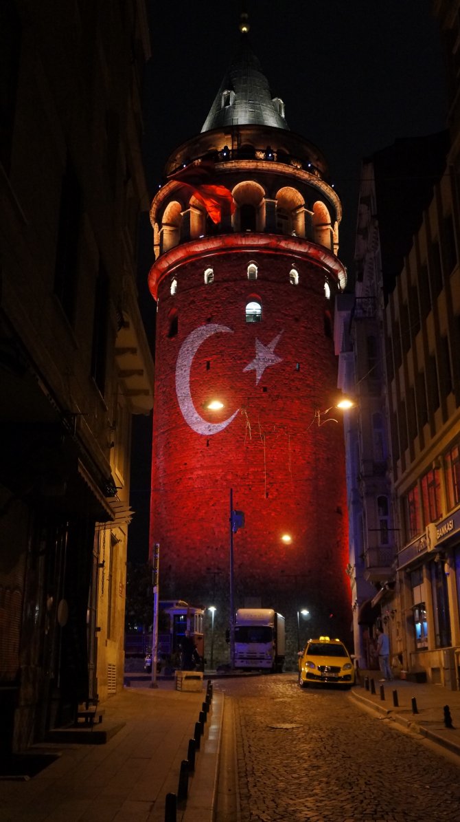 Galata Kulesi Türk Bayrağı’yla ışıklandırıldı