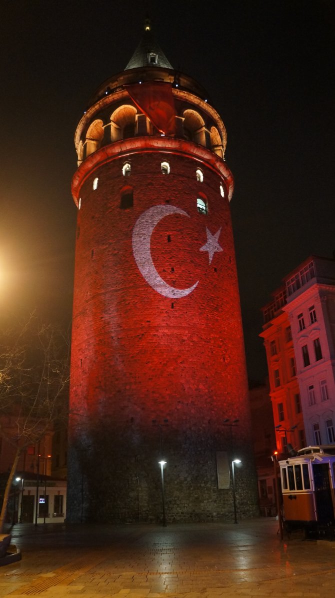 Galata Kulesi Türk Bayrağı’yla ışıklandırıldı