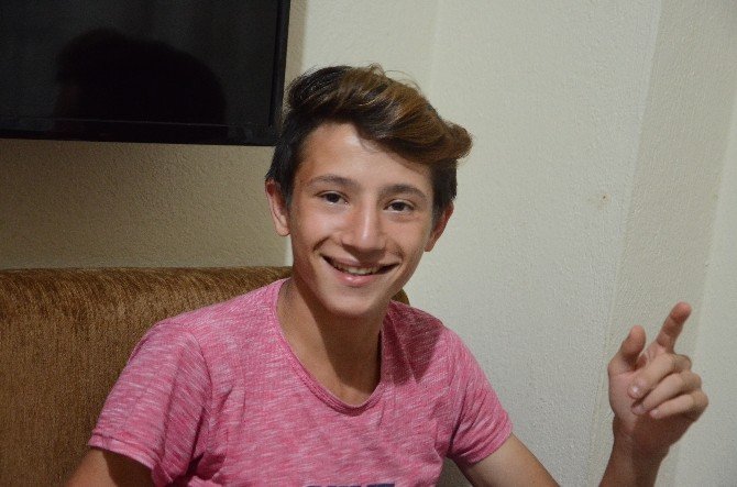 Clinton’un burnunu sıkan ’Erkan bebek’, futbolcu olmak istiyor