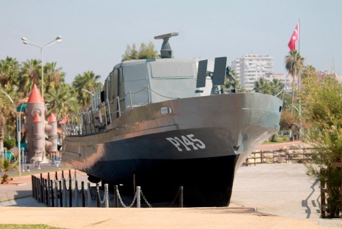 ’Uçan tabut’ Mersin sahilinde sergileniyor