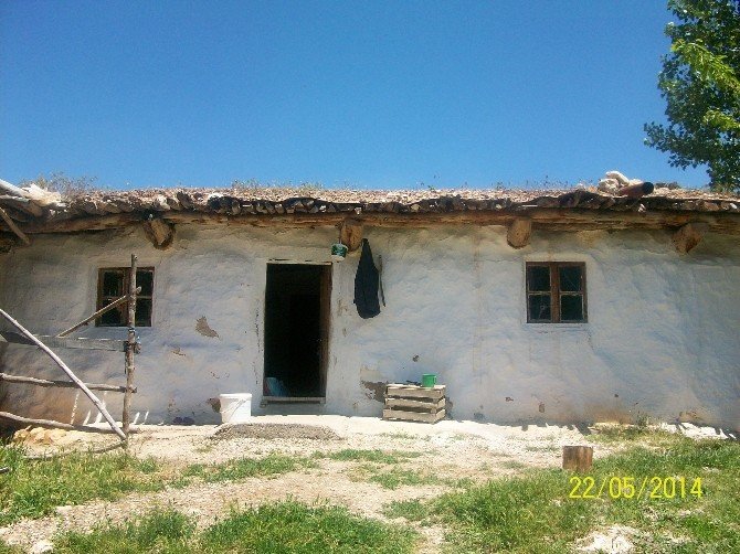 Pamukkale’de İki Aileye Ev Yapıldı