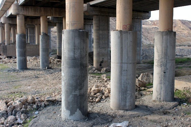 Göksu Köprüsü’nün Ayakları Kurtarılıyor