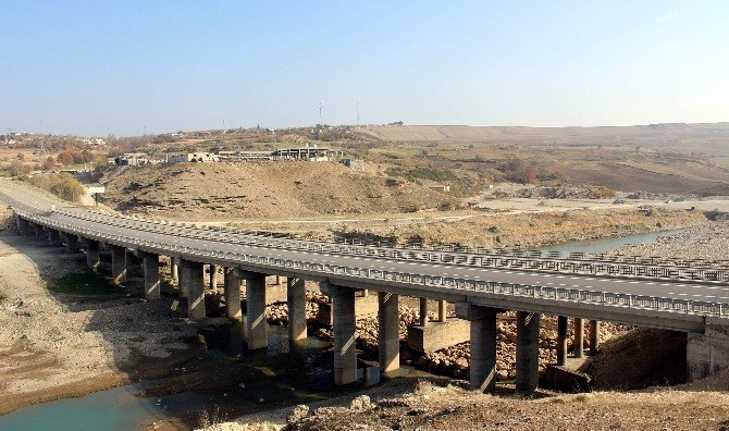 Göksu Köprüsü’nün Ayakları Kurtarılıyor