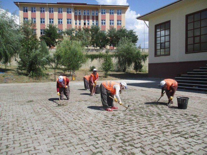 Beyşehir Belediyesi Okul Bahçelerini Düzenliyor
