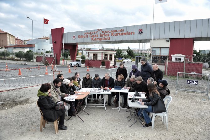 Cumhuriyet bugünkü yazı işleri toplantısını Silivri Cezaevi önünde yaptı