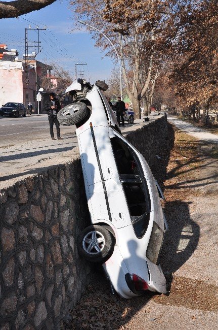 Otomobil Duvarda Asılı Kaldı: İki Yaralı