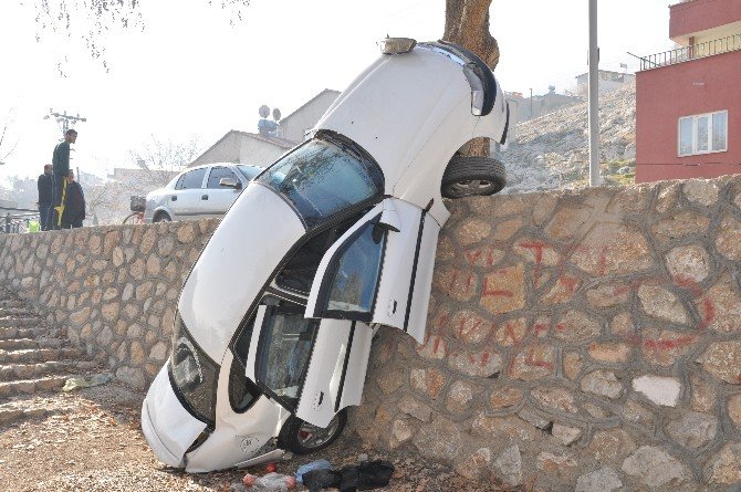 Otomobil Duvarda Asılı Kaldı: İki Yaralı