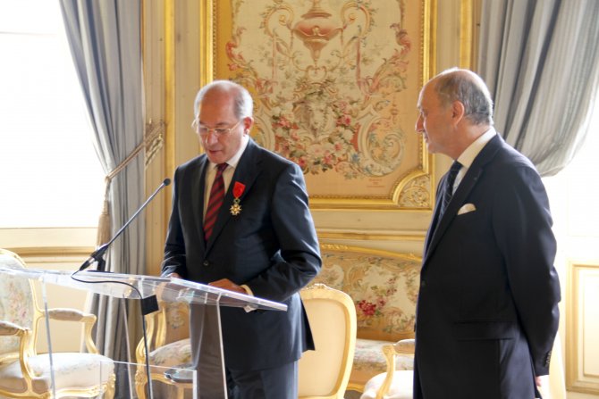 Fransa, Türk diplomat Üzümcü'ye Onur Nişanı verdi