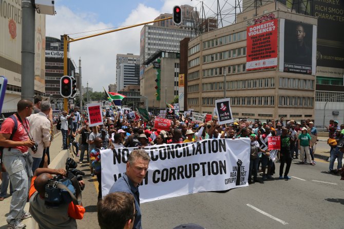 Yolsuzluğu protesto eden Güney Afrikalılar, Zuma'nın istifası için yürüdü