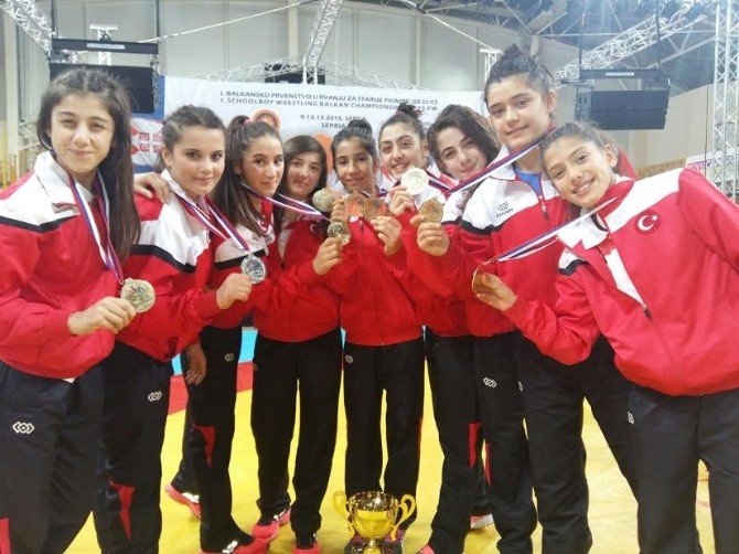 Trabzonlu Minik Bayan Güreşçiler Balkan Şampiyonası’ndan Altınla Döndü