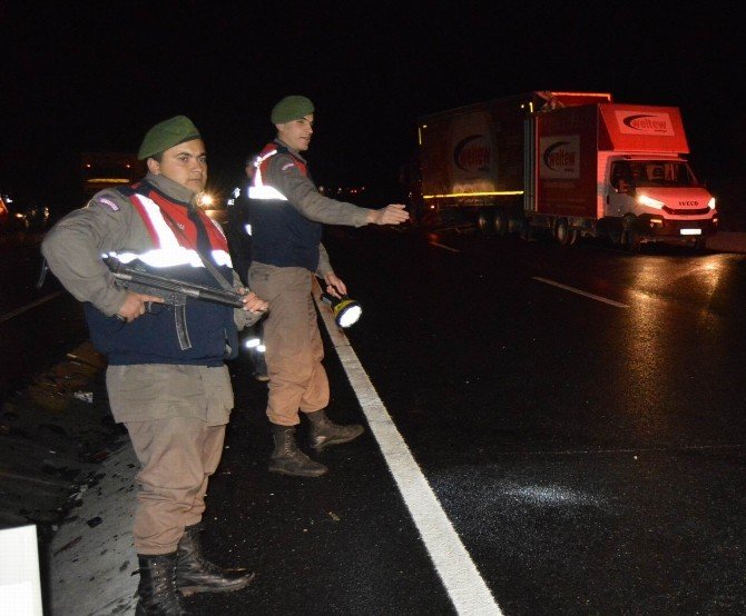 Balıkesir’deki Kazada Çift Şeritli Yol Savaş Alanına Döndü