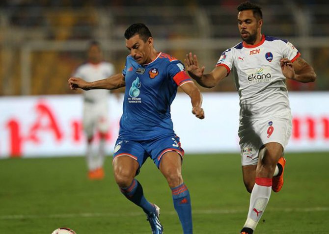 Zico'nun takımı Goa, Carlos'un takımı Delhi Dynamos’u 3-0 yenerek finale yüksel