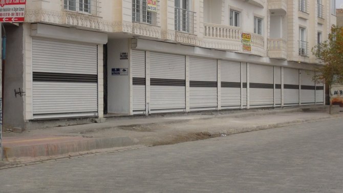 Nusaybin'de yasağı protesto eden esnaf, iş yerlerini açmadı