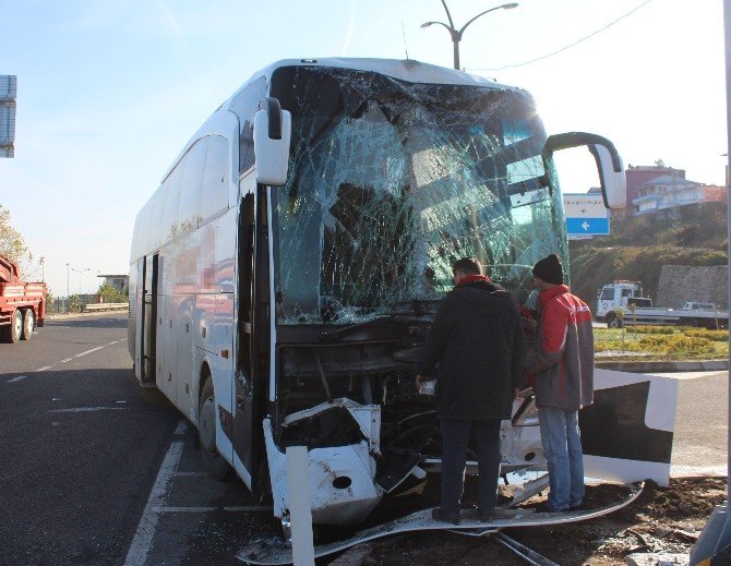 Otobüs İle Kamyonet Çarpıştı: 3 Yaralı