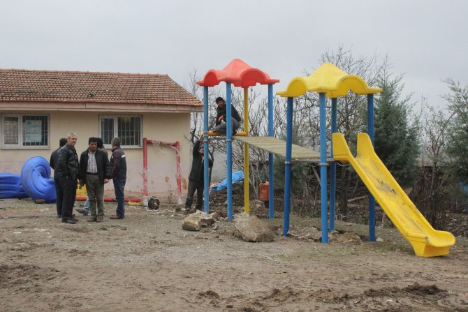 Havza Belediyesi'nden uzak mahalledeki çocuklara oyun parkı