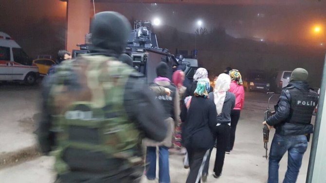 Şırnak'ta yurtta eylem yapan 9 kız öğrenci gözaltına alındı