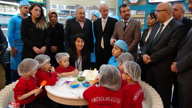 Minikler, atölyede Afyon lokumunu yaparak tanıyor