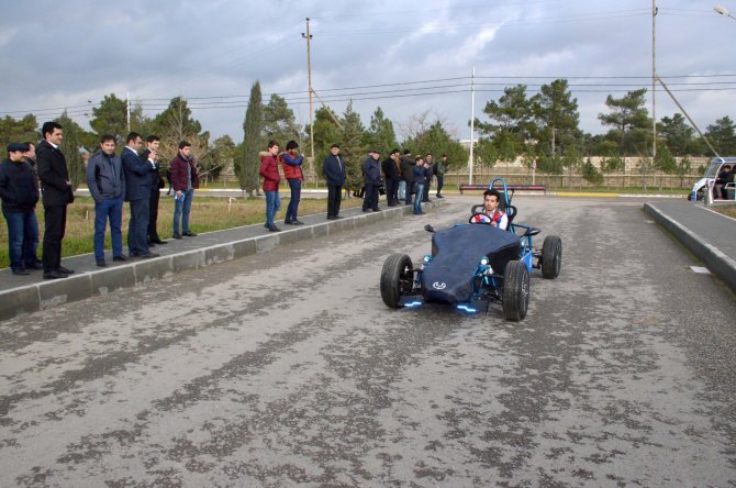 Azerbaycan'da öğrencilerin ürettikleri elektrikli otomobiller görücüye çıktı